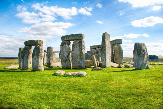 Stonehenge: The Ultimate Guide to the 5,000-Year-Old Sun Temple